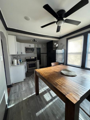 Quiet 1BR, Eat-In Kitchen, Close to Midway
